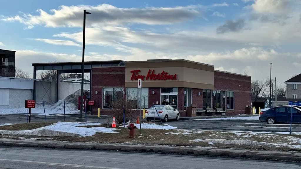 Tim Hortons storefront and interior at 5335 Boul De La Rive-sud, Levis, QC